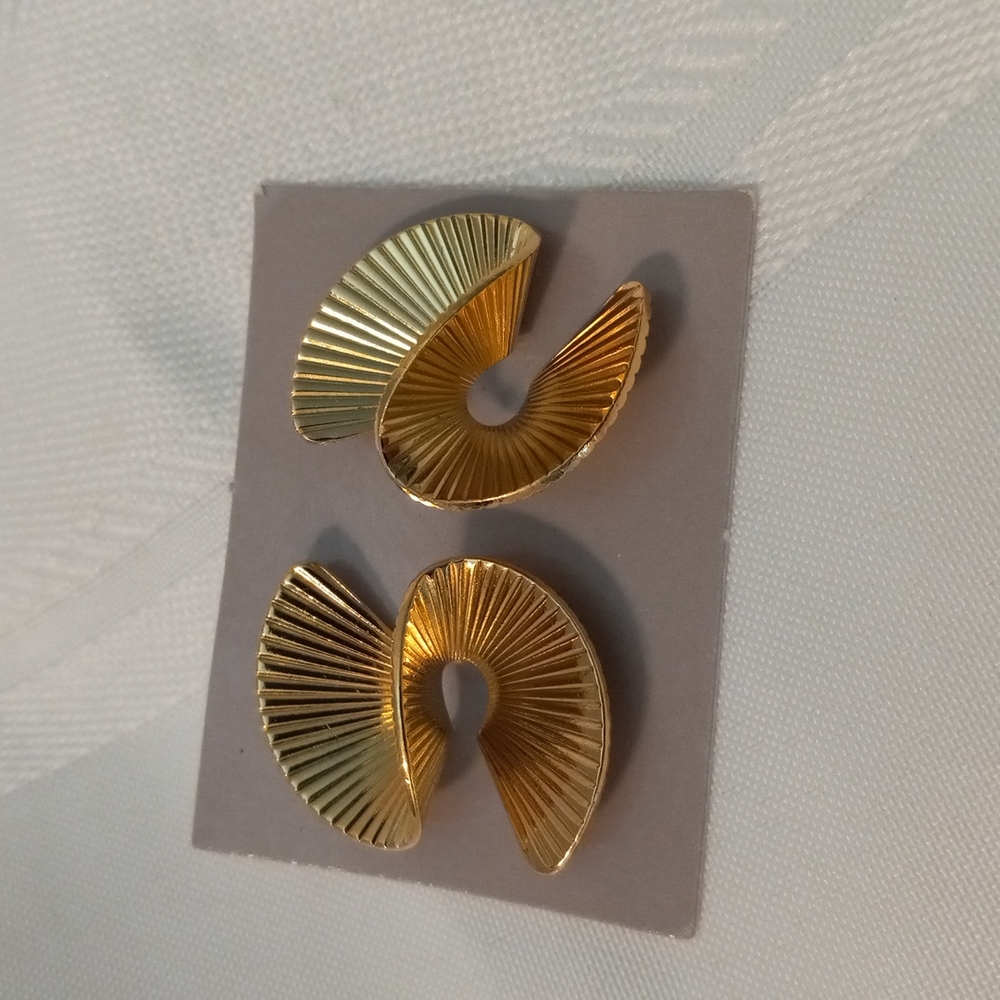 Retro Gold Tone Earrings